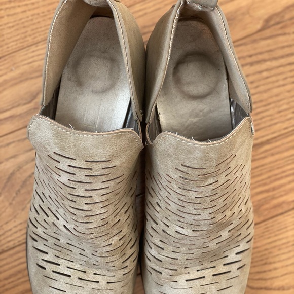 Shoes - Picture 4 of 9